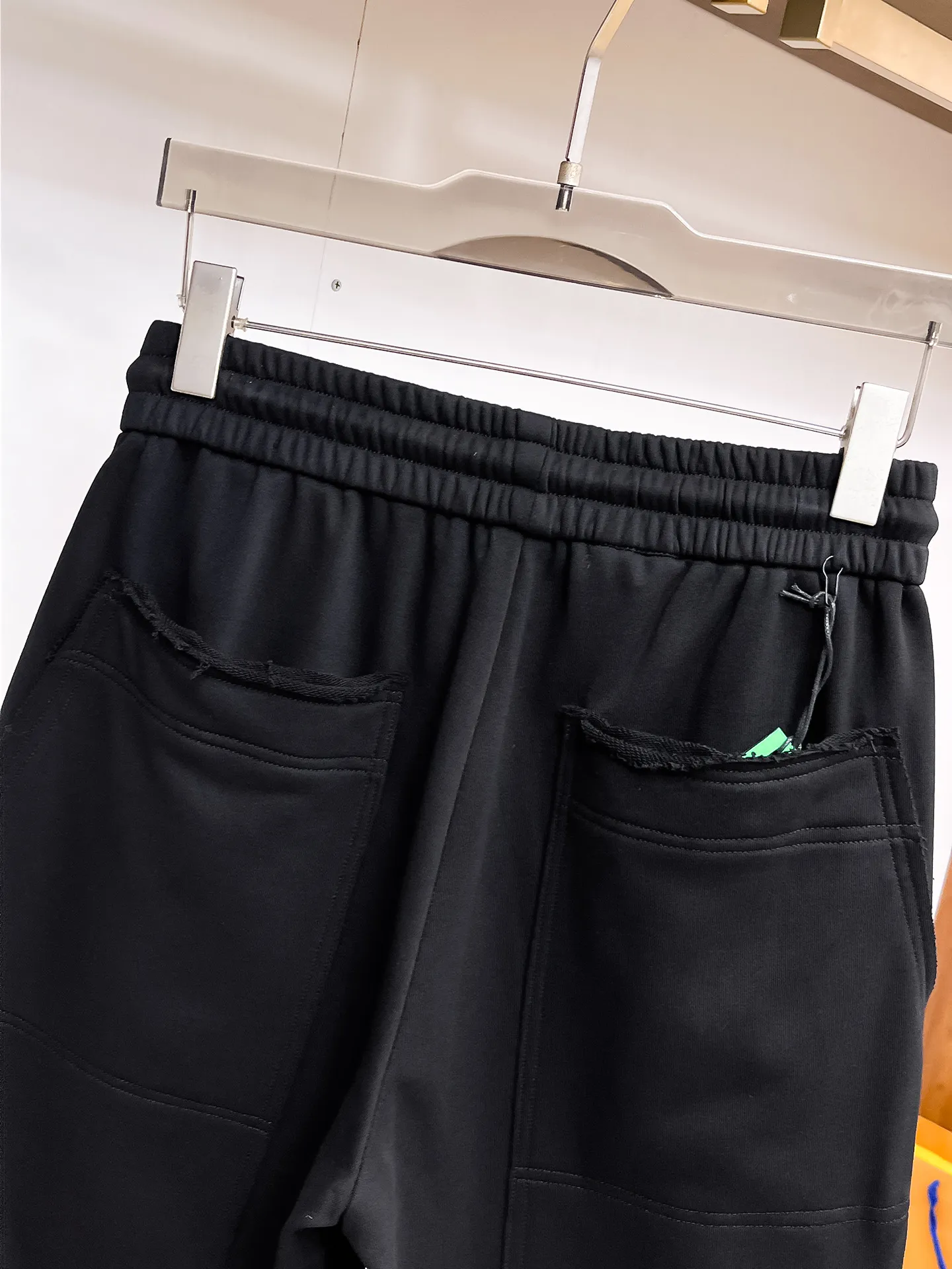 Balenciaga's three-standard complete 2026 summer New Arrival men's casual shorts, advanced custom-made Breathable fabric, Breathable fabric, extremely stretchy and comfortable, impeccable details, top-grade accessories, original logo design concept, delicate and soft feel! The upper body fit is awesome! Size: M-XXXL Please state your height and weight when ordering
